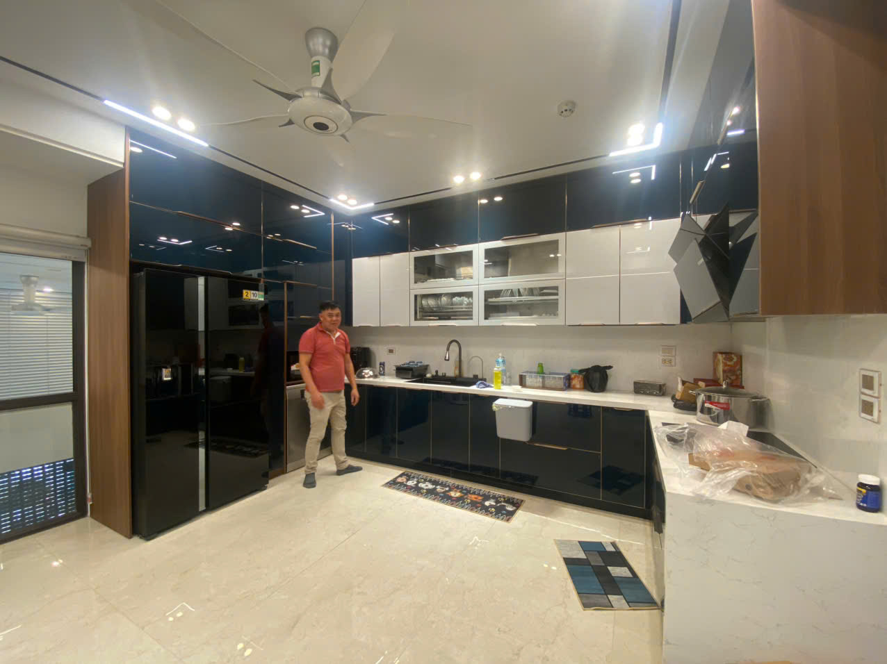 Tủ bếp chữ U phù hợp không gian bếp rộng